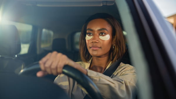 femme-patch-yeux-voiture