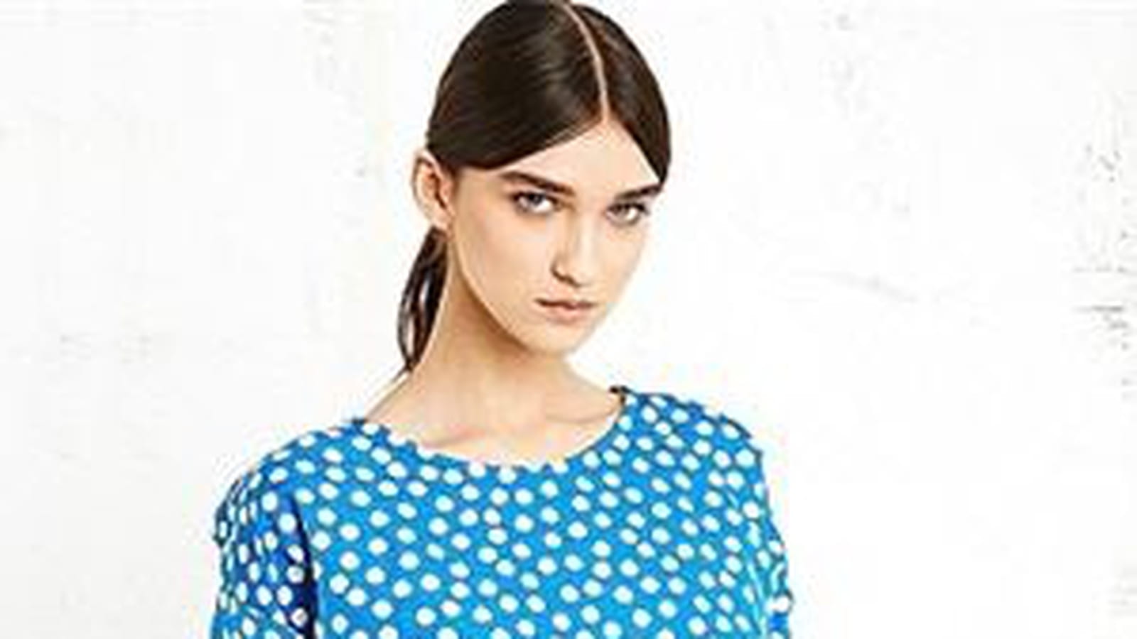 Haut bleu à pois de Libertine-Libertine sur Urban Outfitters
