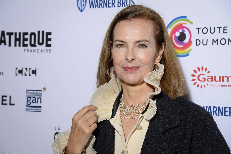 Carole Bouquet, sophistiqu&eacute;e avec son carr&eacute; mi-long