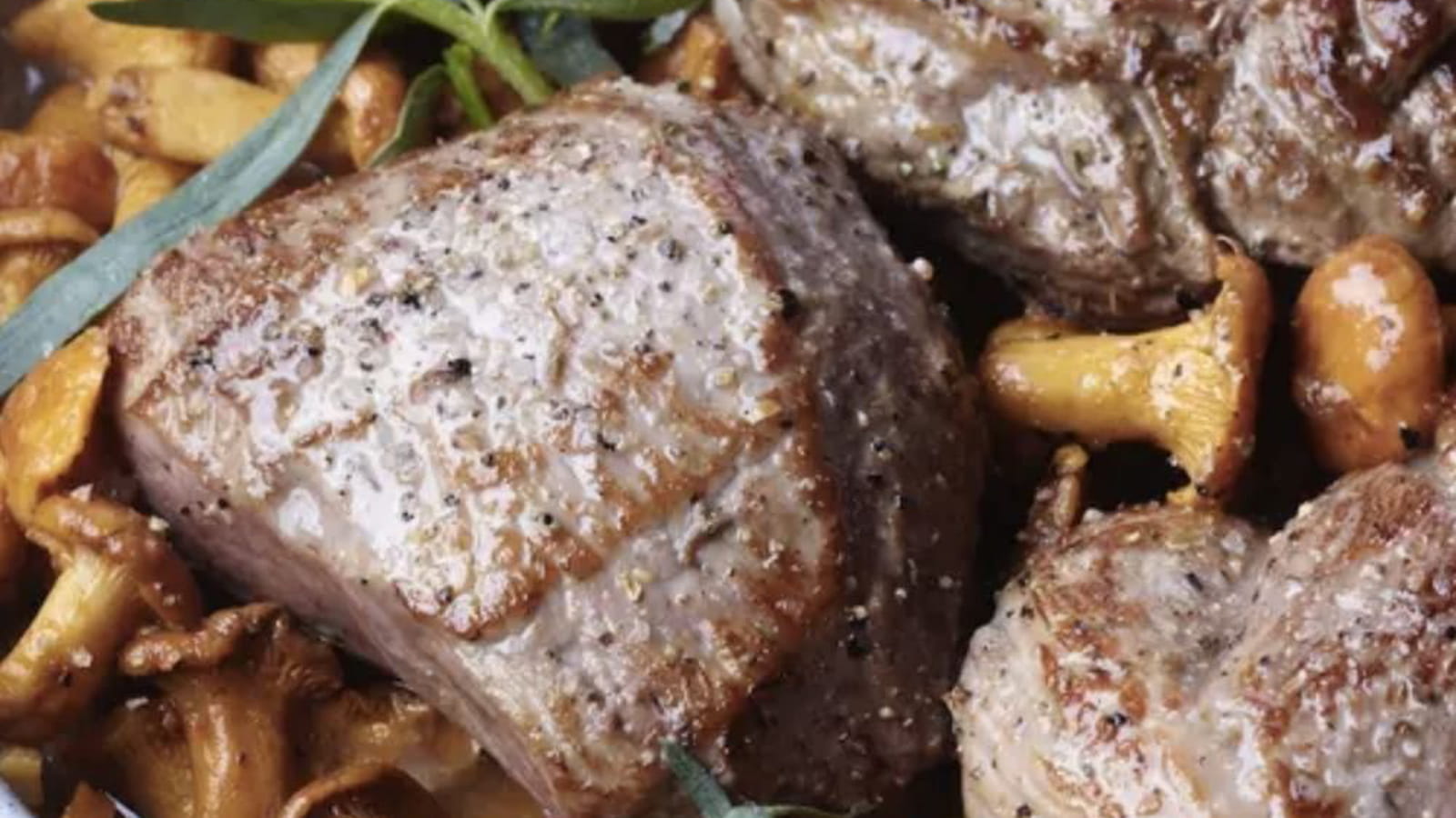 Pavés d'agneau bio et girolles