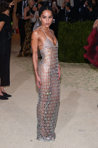Zo&euml; Kravitz en robe transparente &agrave; sequins Saint Laurent