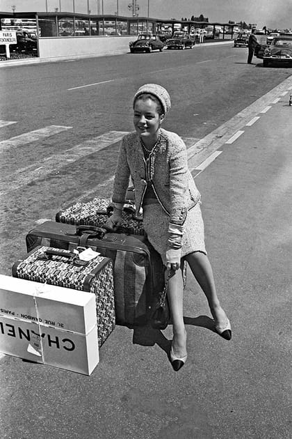 Romy Schneider en ensemble en tweed
