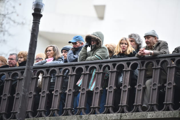 Les fans observent les obsèques