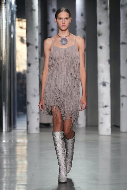 Robe grise &agrave; franges aper&ccedil;ue sur le d&eacute;fil&eacute; Michael Kors