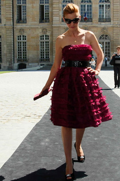 Clotilde Courau en robe bustier volumineuse aubergine Dior