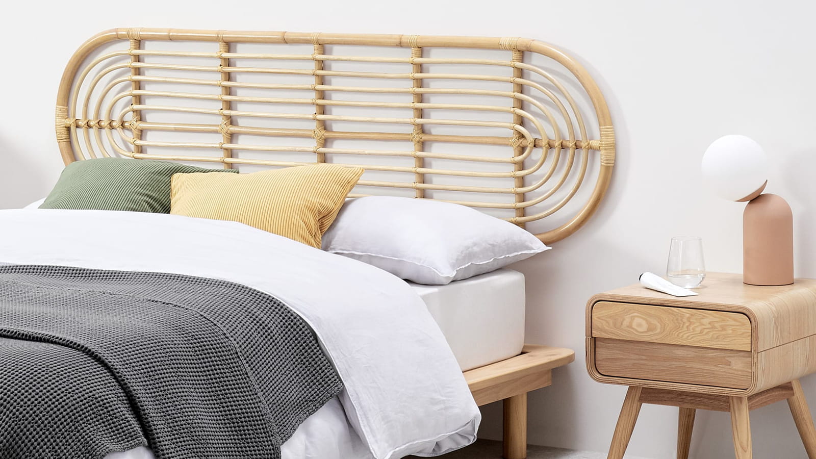 Une tête de lit en rotin 