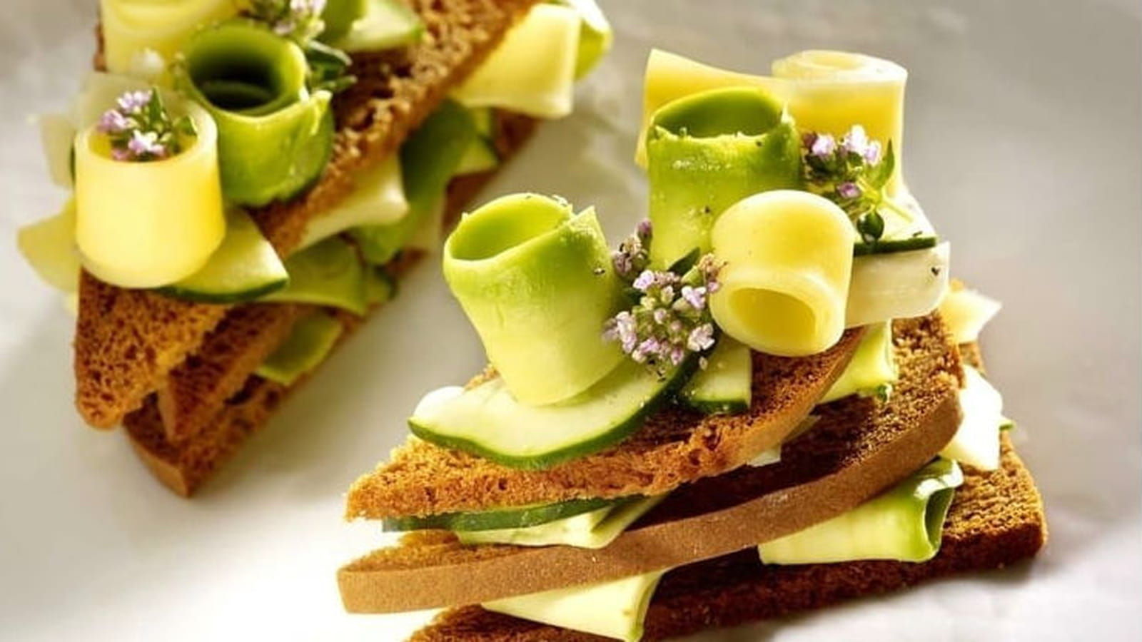 Toast de pain d'épices à l'avocat, Comté et concombre