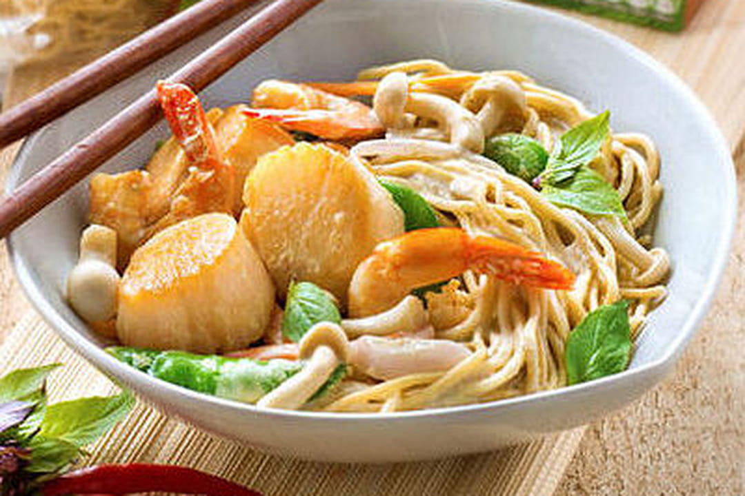 Nouilles sautées aux crevettes et Saint-Jacques, curry et lait de coco