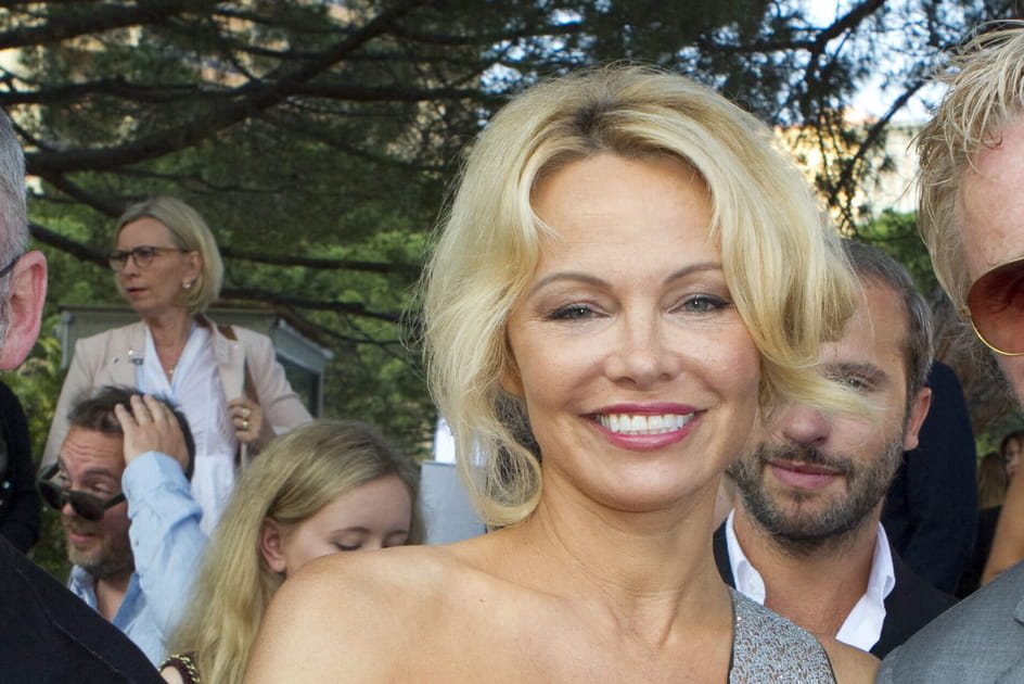 Le chignon bas raffin&eacute; de Pamela Anderson