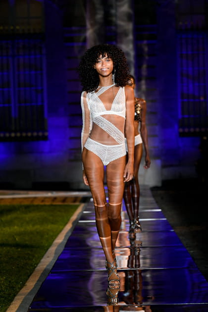 Etam Live Show 2022&nbsp;look asym&eacute;trique