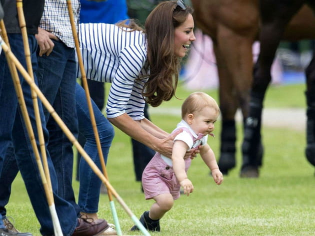 Prince George fait ses premiers pas