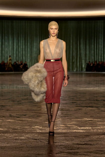 Jupe crayon bordeaux et top pastel transparent aperçus sur le défilé Saint Laurent