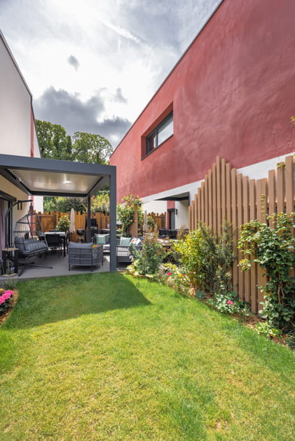 Après : un mur végétalisé fondu dans le décor