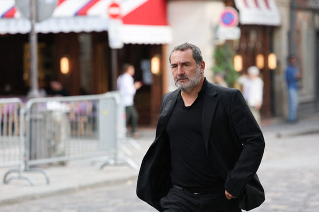 Gilles Lellouche arrive aux obs&egrave;ques de Nicolas Altmayer