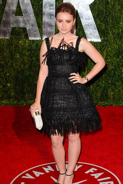 Lily Collins en robe noire texturée