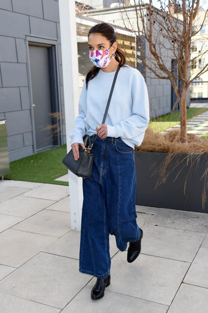Katie Holmes en sweat bleu