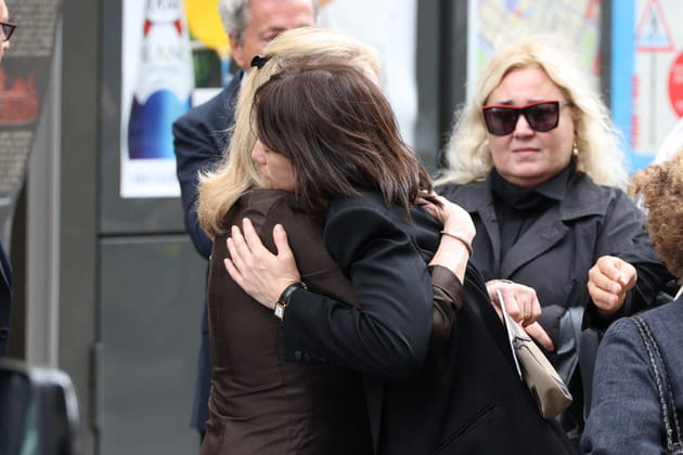 Catherine Deneuve et Charlotte Gainsbourg, bouleversées aux obsèques de Jane Birkin