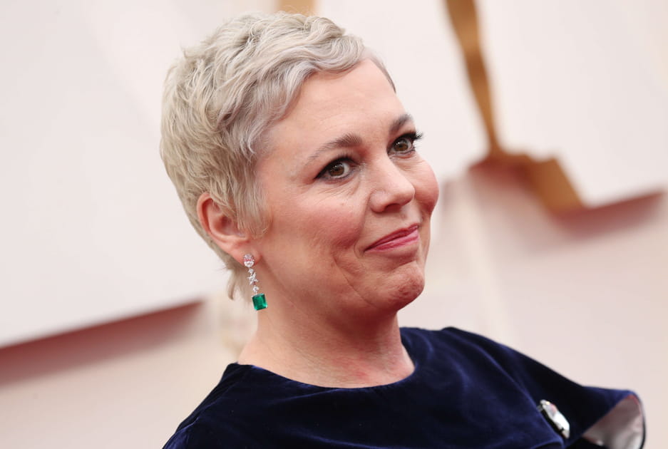 Olivia Colman et sa coupe courte blonde platine