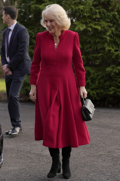 Camilla Parker-Bowles en robe longue rouge à zip et sac à main matelassé noir Chanel
