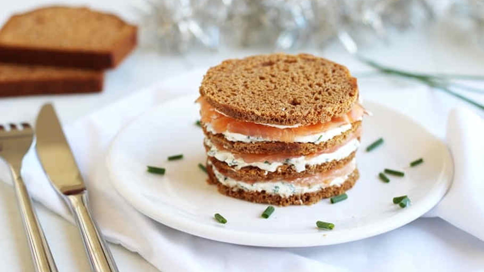 Mille-feuilles de pain d’épices au saumon et fromage frais