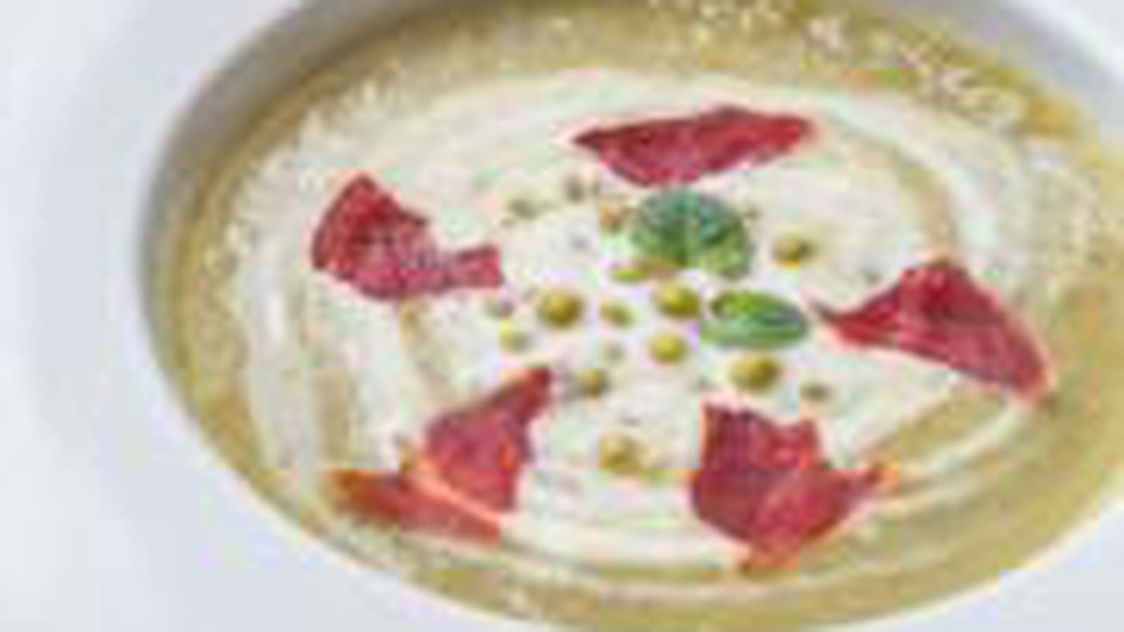 Soupe de courgettes, petits pois et épinards, chips de jambon cru et petits pois