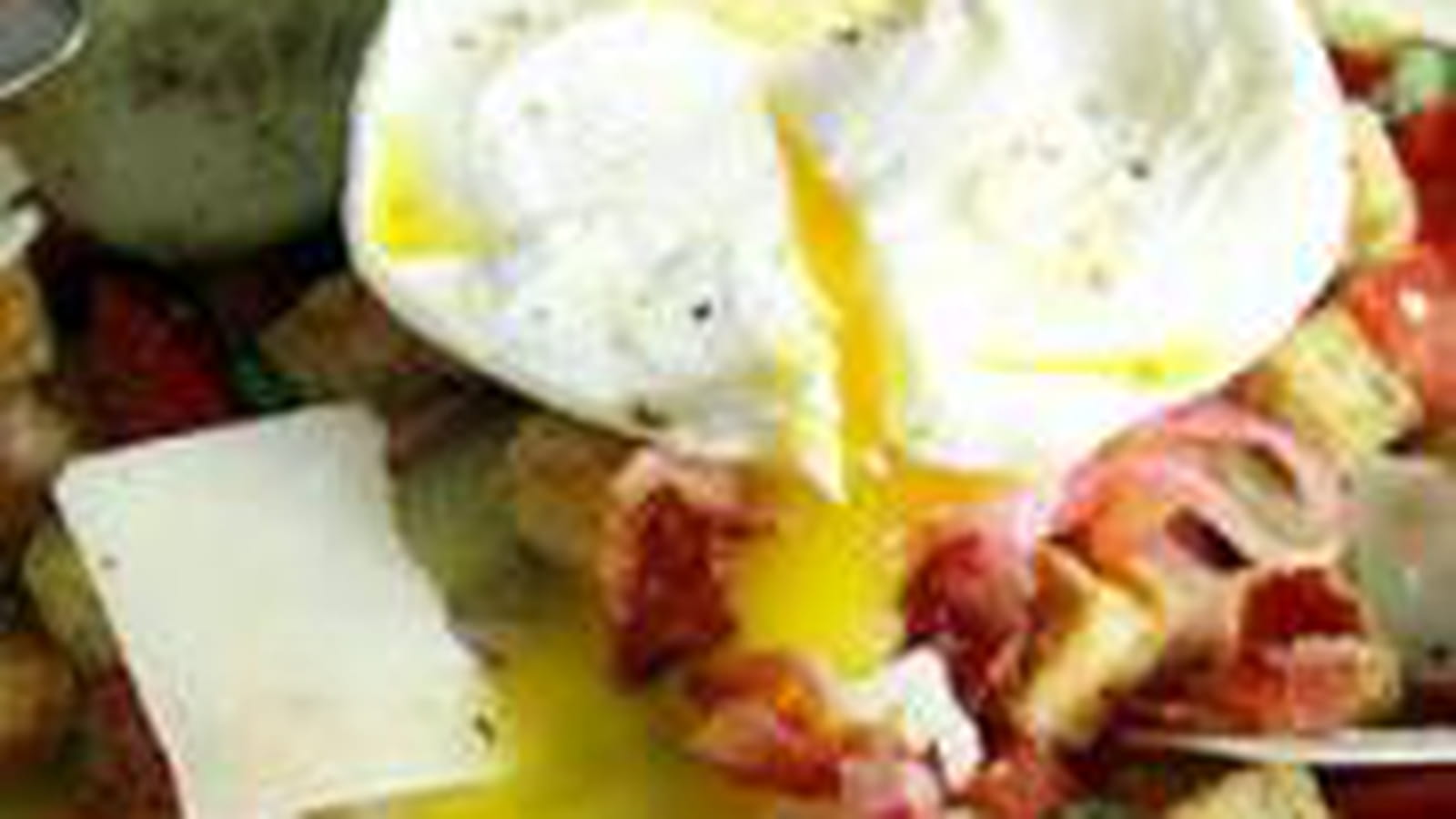 Panzanella au bacon et à l'oeuf poché