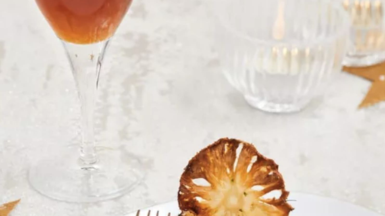 Poires et ananas rôtis au beurre et aux graines de vanille, fleurs d'ananas séchés et citrons
