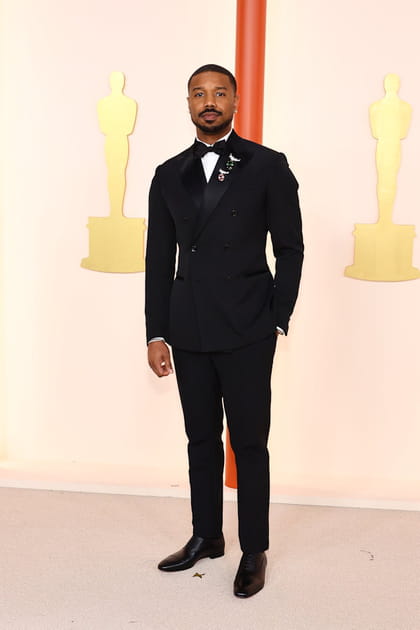Michael B. Jordan en costume noir Louis Vuitton
