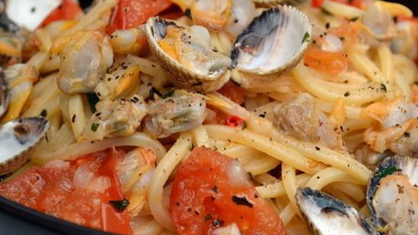 Pâtes chitarra aux coquillages, à la tomate et au citron