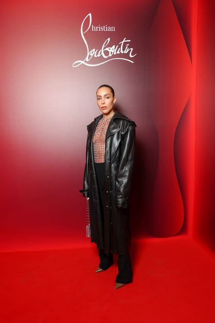 Inès Rau en trench en cuir et haut en cotte de maille transparent à l'événement Louboutin