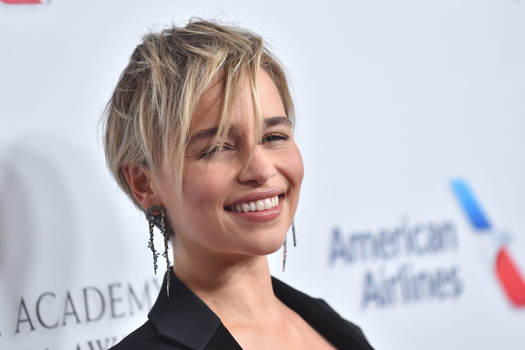 La coupe pixie avec mèche longue d'Emilia Clarke
