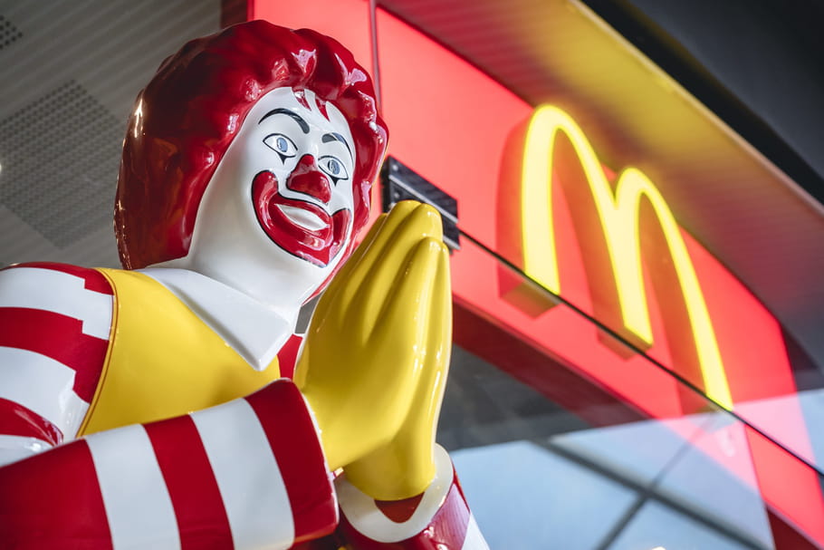 Fini les bouteilles d'eau chez McDo, place aux...