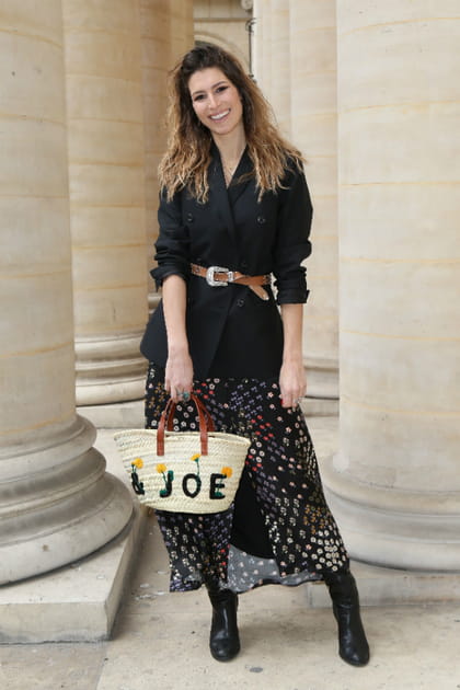 Laury Thilleman en&nbsp;blazer&nbsp;ceintur&eacute; et jupe &agrave; pois