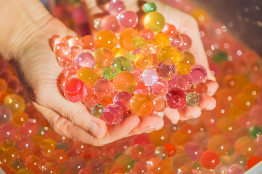 Bulles ou perles d'eau : des risques d'ingestion chez les enfants