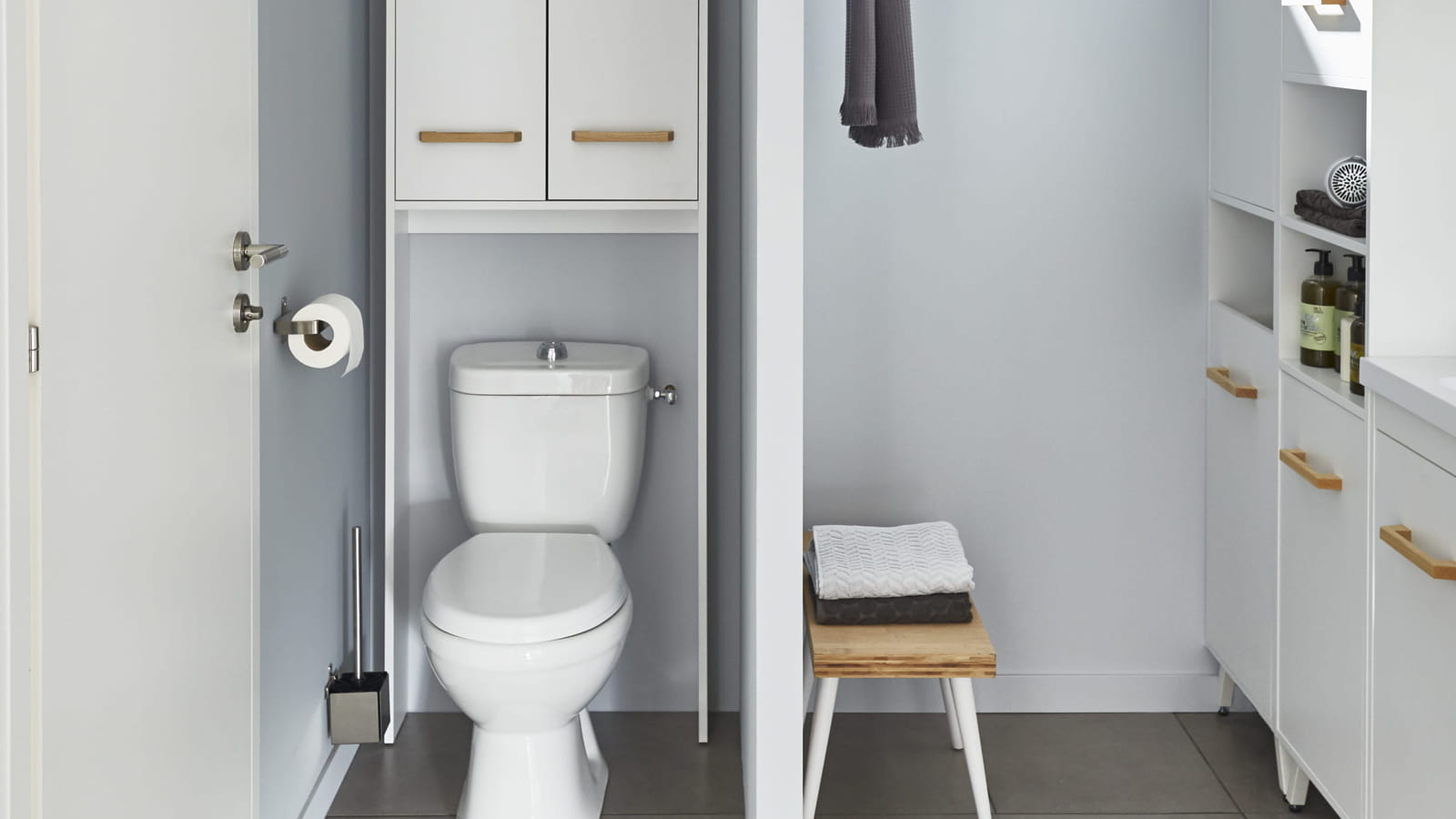 Espace WC bien rangé 