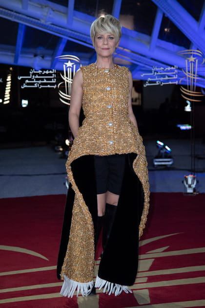 Marina Fo&iuml;s dans un top en tweed dor&eacute;, long et &agrave; franges