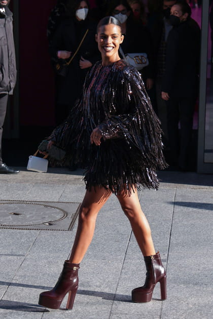 Tina Kunakey en robe courte à franges et bottines à talons hauts Valentino