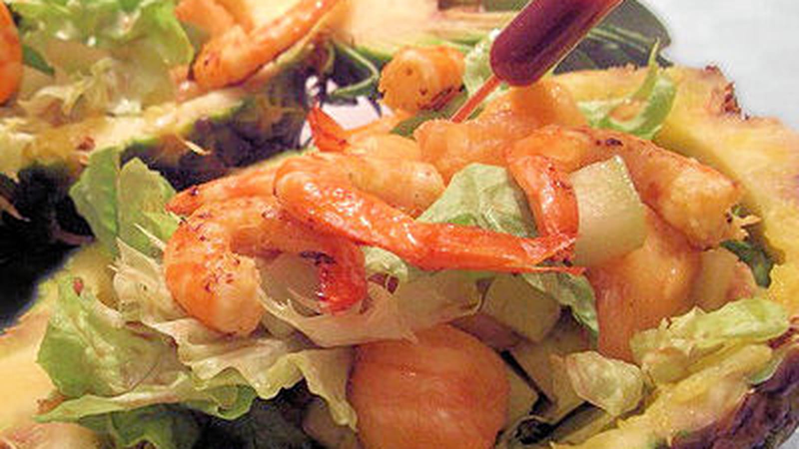 Salade de crevettes et d'ananas dans son écorce