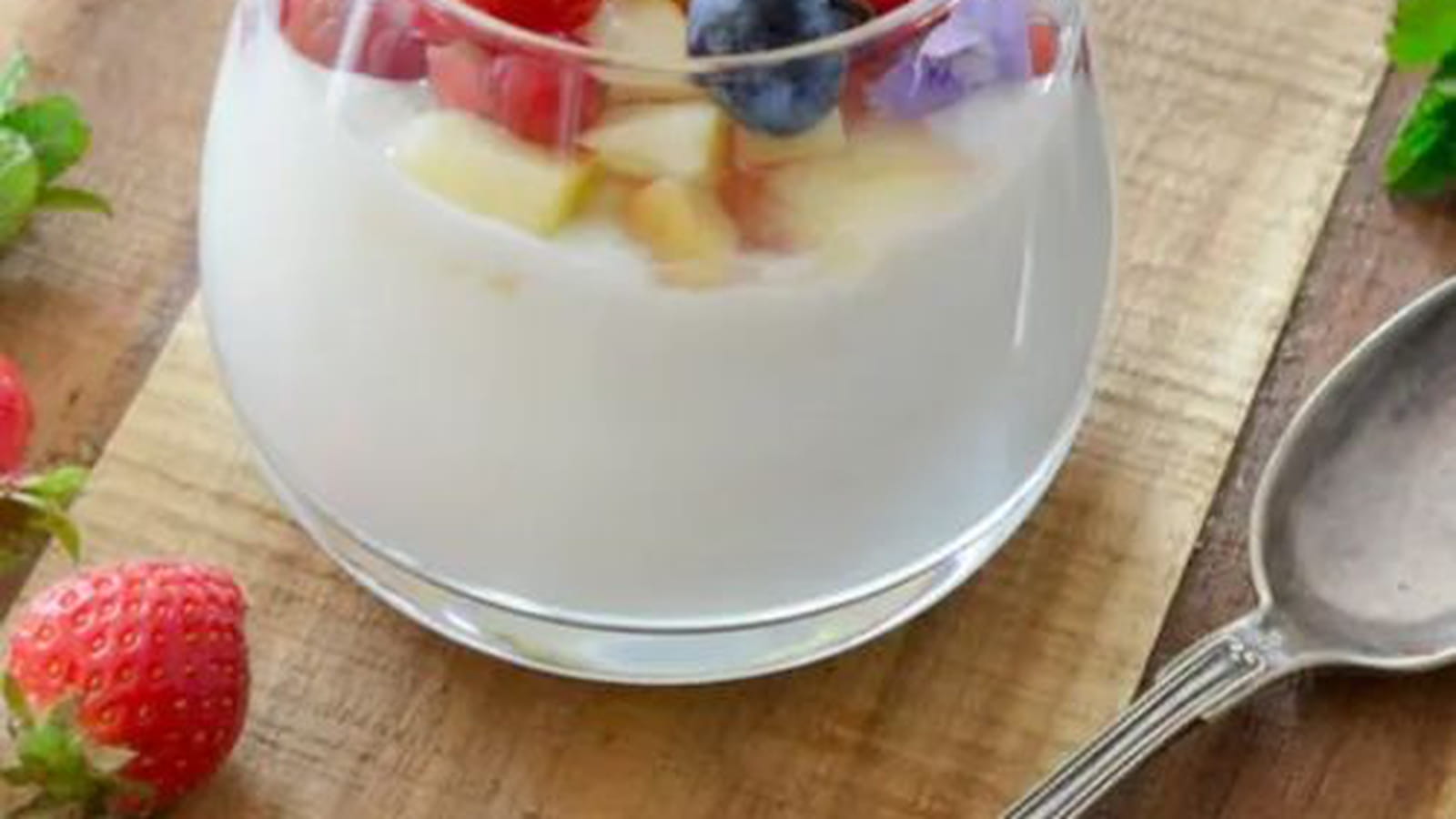 Fromage blanc aux pommes Antarès, fruits rouges et infusion verveine