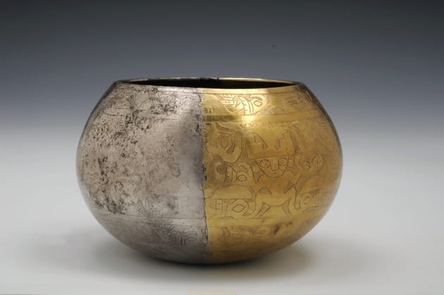 Bol bim&eacute;tallique c&eacute;r&eacute;moniel avec sc&egrave;ne mythologique cisel&eacute;e