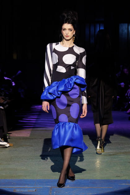 Jupe &agrave; volants et top &agrave; pois aper&ccedil;us sur le d&eacute;fil&eacute; RVDK Ronald van der Kemp