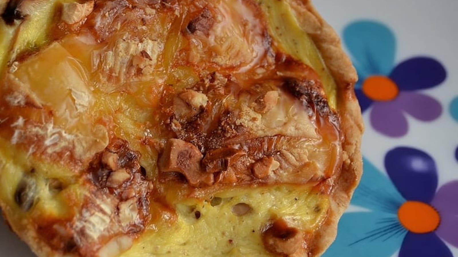 Tartelette au camembert, champignons et fruits secs