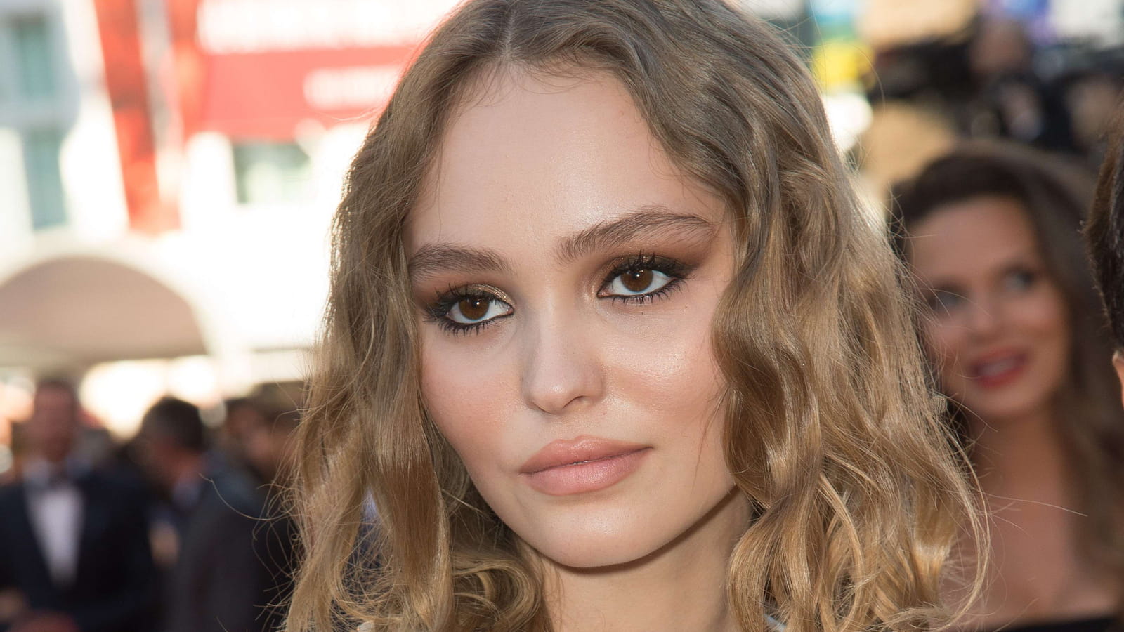 Le wavy flou de Lily-Rose Depp