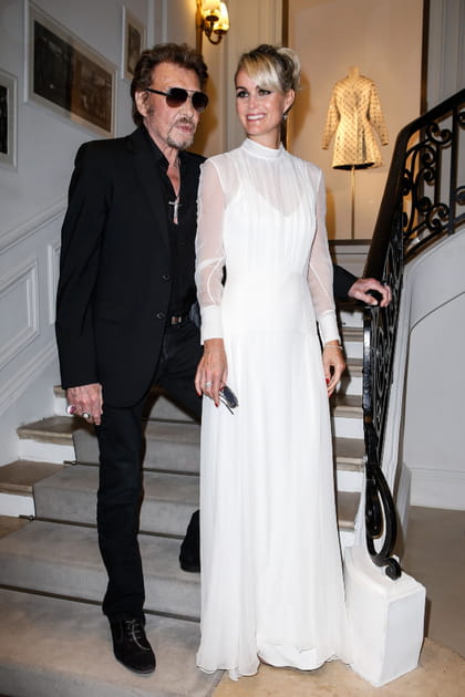 Læticia Hallyday en longue robe blanche transparente à manches longues Dior