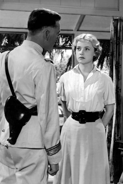 Jeanne Moreau en robe blanche et large ceinture