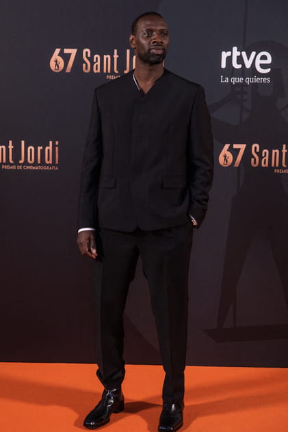 Omar Sy en costume noir