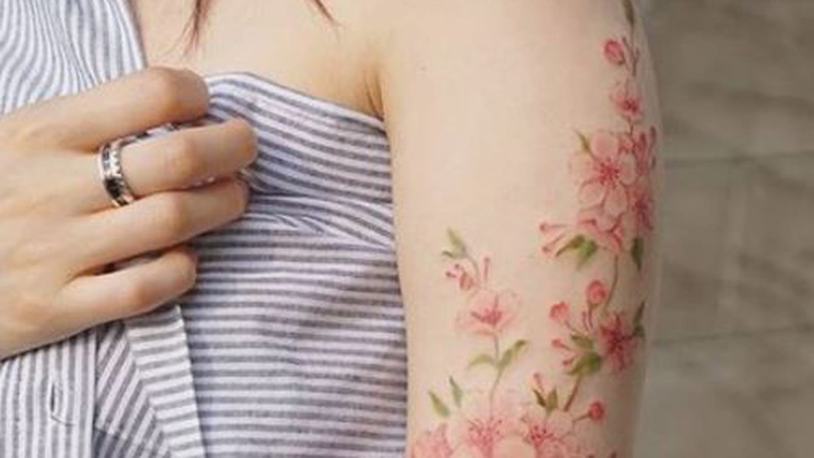 Fleurs de cerisier romantiques sur le bras