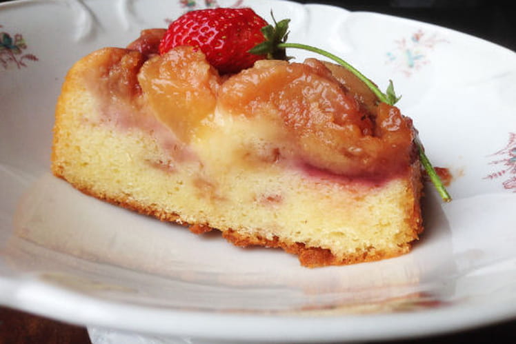 Cake renversant pêches et fraises caramélisées-image