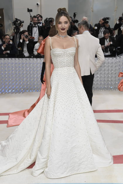 Miranda Kerr en robe longue blanche à bretelles fines