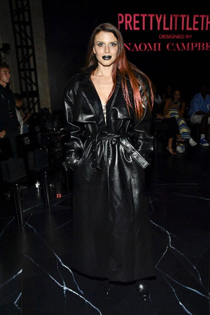 Julia Fox en long manteau noir cir&eacute; au d&eacute;fil&eacute; PrettyLittleThing x Naomi Campbell printemps-&eacute;t&eacute; 2024